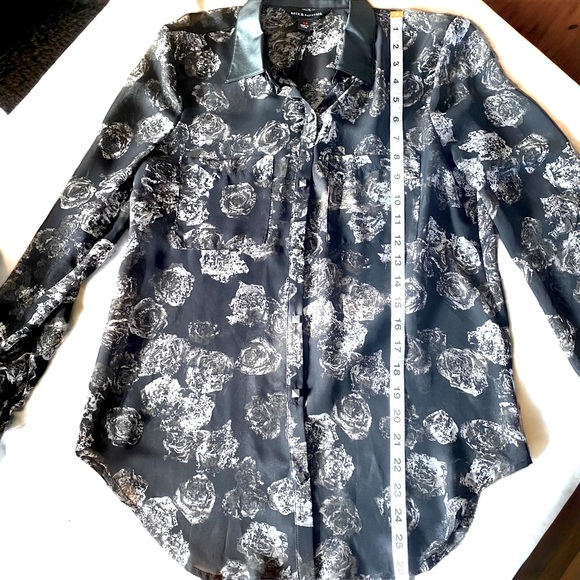 Rock & Republic Black, Gray & White Rose Long Sleeve Studded Button Up Size XS - Picture 2 of 8